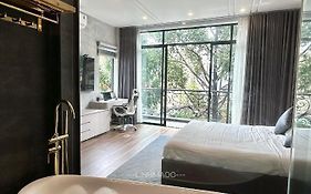 Khánh Nguyễn Luxury Apartment, balcony street view, large bathtub